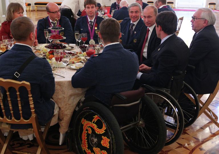 В.Путин вручил госнаграды паралимпийцам, завоевавшим золото В.Путин вручил госнаграды паралимпийцам, завоевавшим золото