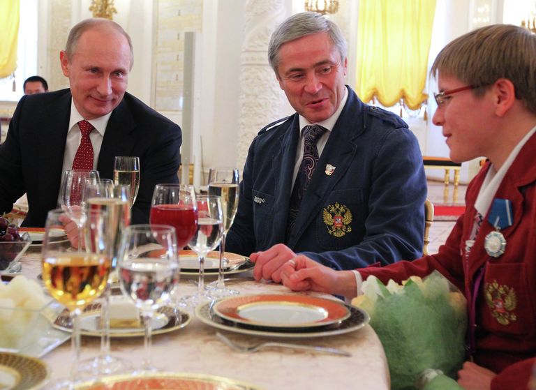 В.Путин вручил госнаграды паралимпийцам, завоевавшим золото В.Путин вручил госнаграды паралимпийцам, завоевавшим золото
