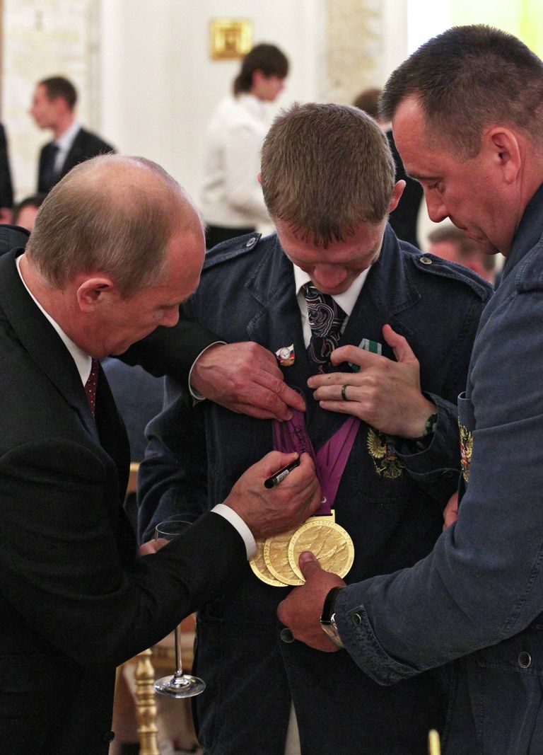 В.Путин вручил госнаграды паралимпийцам, завоевавшим золото В.Путин вручил госнаграды паралимпийцам, завоевавшим золото