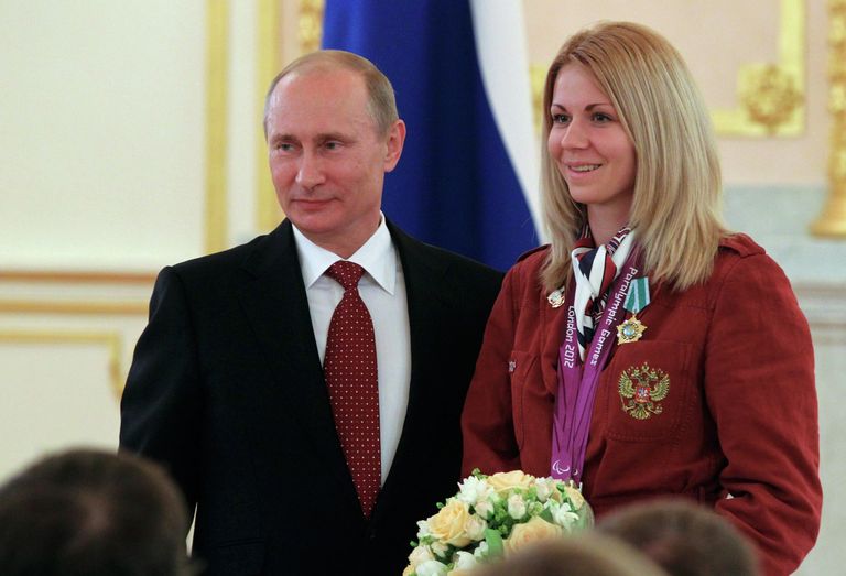 В.Путин вручил госнаграды паралимпийцам, завоевавшим золото В.Путин вручил госнаграды паралимпийцам, завоевавшим золото