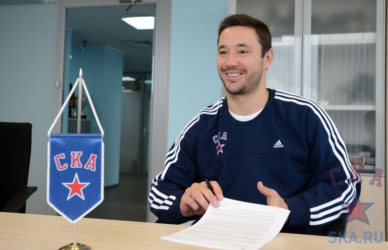 Илья Ковальчук на подписании контракта с ХК СКА Илья Ковальчук на подписании контракта с ХК СКА