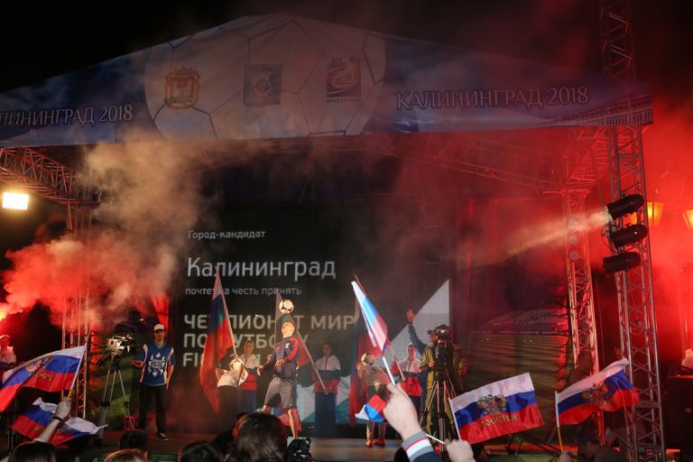 Жители Калининграда следят за ходом церемонии объявления городов-организаторов ЧМ-2018 Жители Калининграда следят за ходом церемонии объявления городов-организаторов ЧМ-2018