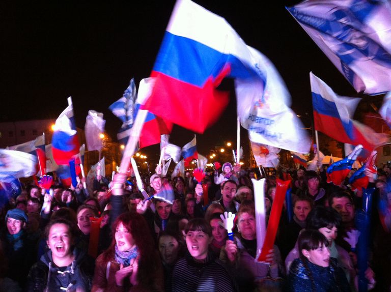 Жители Нижнего Новгорода следят за ходом церемонии объявления городов-организаторов ЧМ-2018 Жители Нижнего Новгорода следят за ходом церемонии объявления городов-организаторов ЧМ-2018