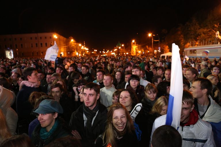Жители Нижнего Новгорода следят за ходом церемонии объявления городов-организаторов ЧМ-2018 Жители Нижнего Новгорода следят за ходом церемонии объявления городов-организаторов ЧМ-2018