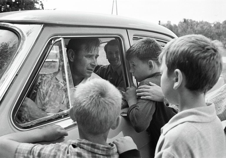 Лев Яшин (в машине) Лев Яшин (в машине)