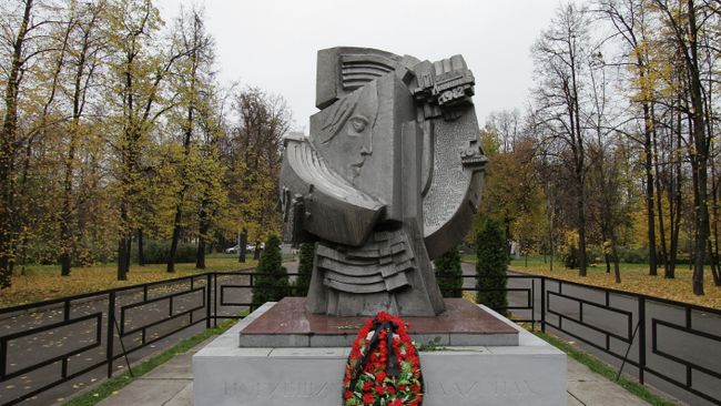 Памятник погибшим футбольным болельщикам в Лужниках Памятник погибшим футбольным болельщикам в Лужниках