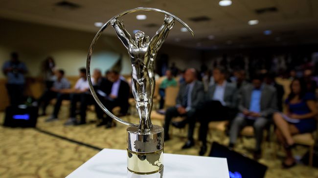 Статуэтка премии Laureus Статуэтка премии Laureus