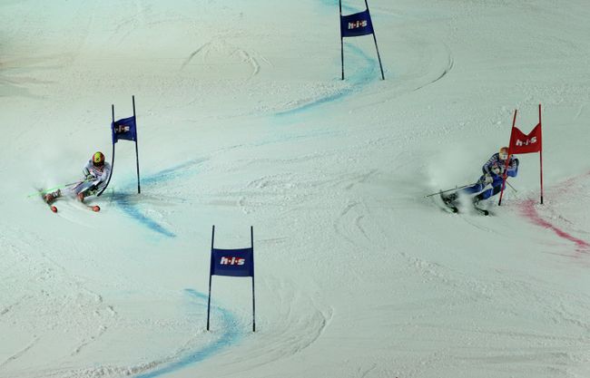 Спортсмены во время спуска Спортсмены во время спуска