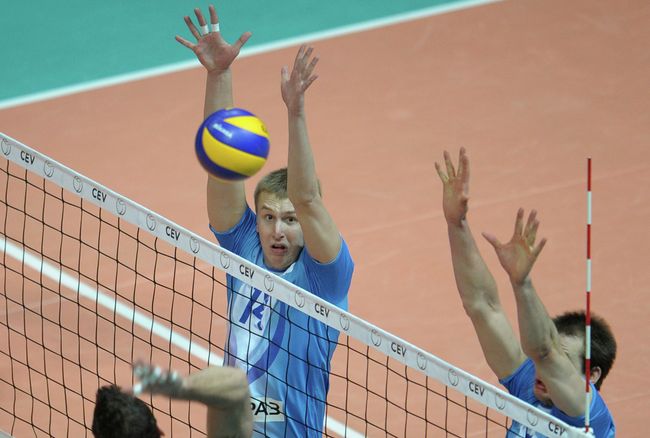 Игроки Динамо Дмитрий Щербинин и Бартош Курек