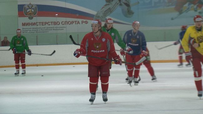 Билялетдинов рассказал, кто из хоккеистов сборной поедет на Шведские игры