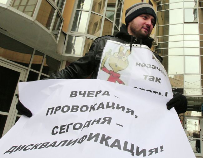 Юноша проводит одиночный пикет возле Дома футбола на Таганке