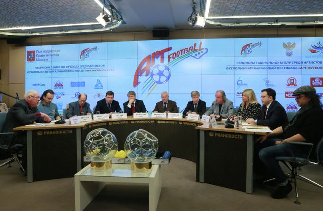 Участники пресс-конференции, посвященной футбольно-музыкальному фестивалю Арт-футбол. Участники пресс-конференции, посвященной футбольно-музыкальному фестивалю Арт-футбол.