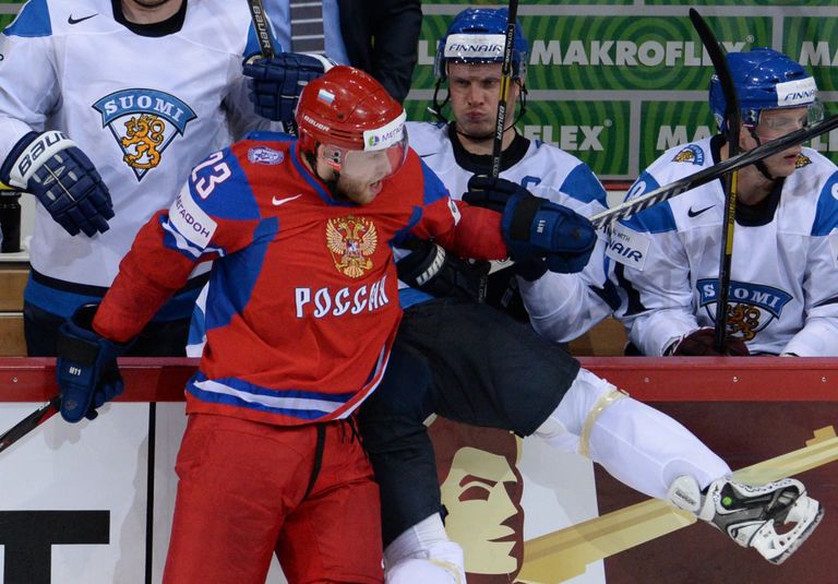 Игрок сборной России Александр Пережогин (в центре) Игрок сборной России Александр Пережогин (в центре)