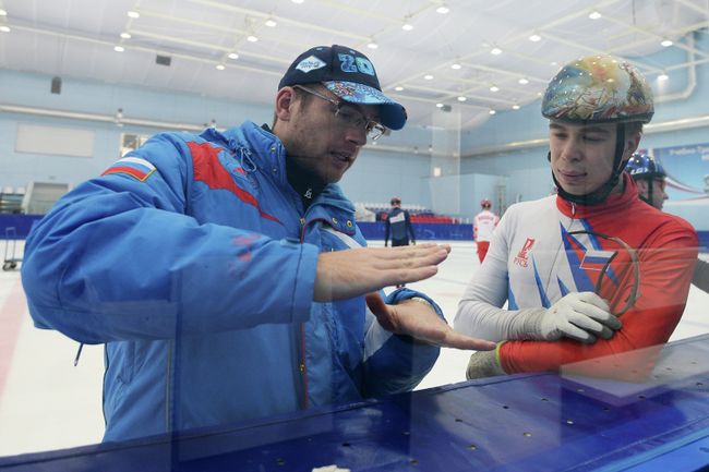 Главный тренер Себастьян Крос (слева) и российский спортсмен Семен Елистратов