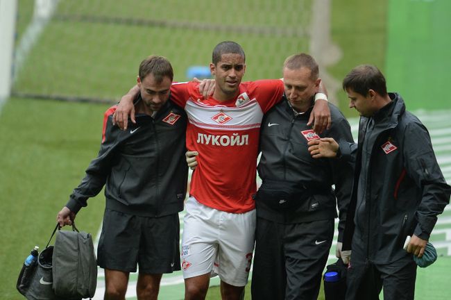Ромуло (второй справа)