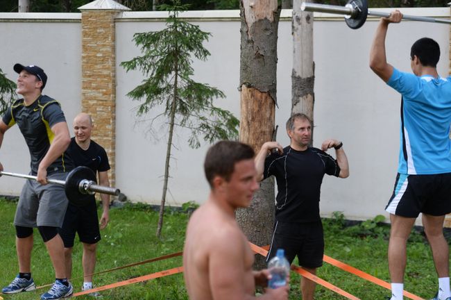 Российские спортсмены Павел Трихичев, Александр Хорошилов, Владислав Новиков, тренер команды по общей физической подготовке Фурлан Само и Сергей Майтаков Российские спортсмены Павел Трихичев, Александр Хорошилов, Владислав Новиков, тренер команды по общей физической подготовке Фурлан Само и Сергей Майтаков