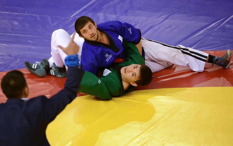 Российский спортсмен Алибек Лепшоков (сверху) Российский спортсмен Алибек Лепшоков (сверху)