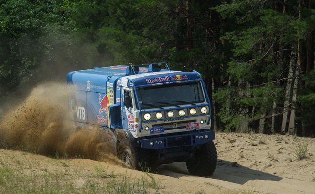 Автомобиль российской команды КАМАЗ-мастер, управлякмый пилотом Айратом Мардеевым