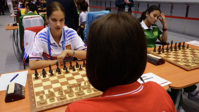 Российская спортсменка Алина Кашлинская (слева) Российская спортсменка Алина Кашлинская (слева)