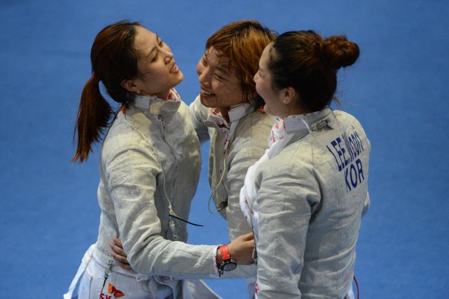 Корейские спортсменки Ким Джи Йон, Ли Расон и Ли Ву Ри после победы в финальном поединке по фехтованию на саблях Корейские спортсменки Ким Джи Йон, Ли Расон и Ли Ву Ри после победы в финальном поединке по фехтованию на саблях