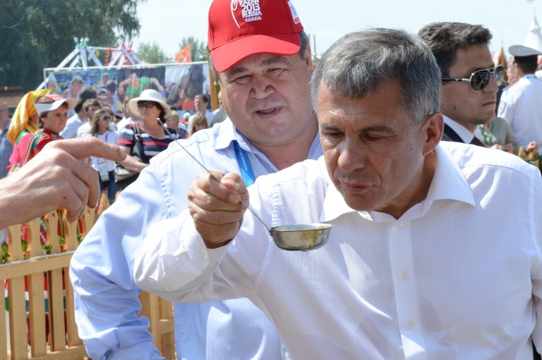 Президент Республики Татарстан Рустам Минниханов (справа) на национальном татарском празднике Сабантуй в Кукморе. Президент Республики Татарстан Рустам Минниханов (справа) на национальном татарском празднике Сабантуй в Кукморе.