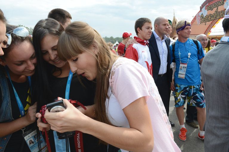 Федор Емельяненко (справа в центре) Федор Емельяненко (справа в центре)