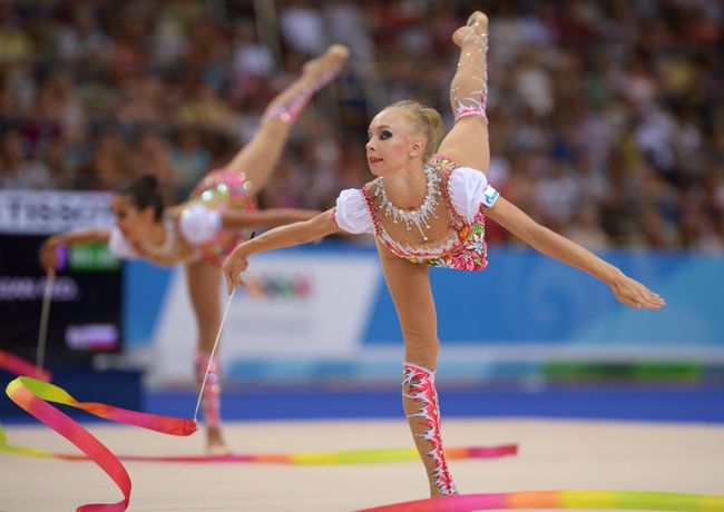 Спортсменки сборной России спортсменки выполняют упражнения с мячами и лентами Спортсменки сборной России спортсменки выполняют упражнения с мячами и лентами