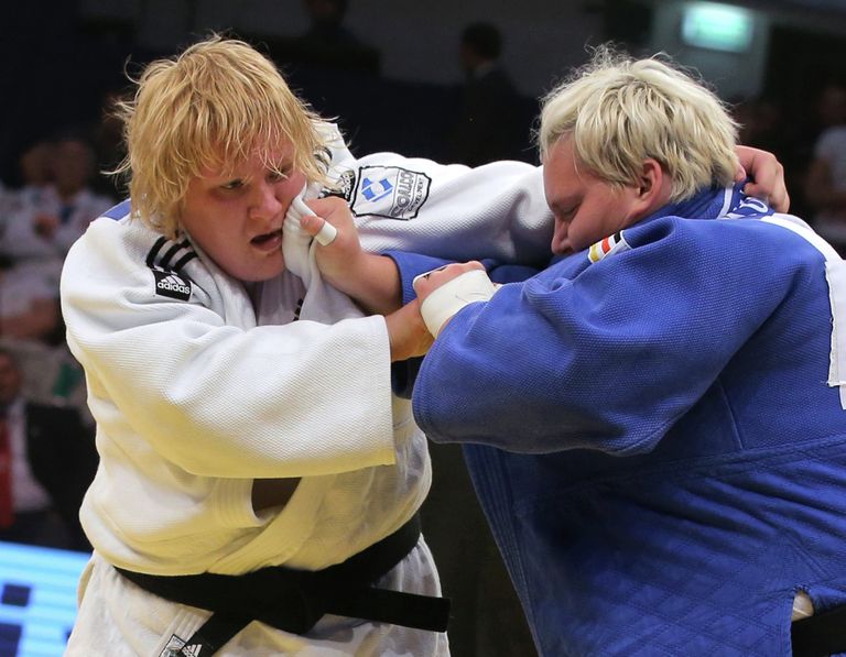 Российская спортсменка Мария Шекерова (в белой форме) и немецкая спортсменка Жасмин Куэлбс Российская спортсменка Мария Шекерова (в белой форме) и немецкая спортсменка Жасмин Куэлбс