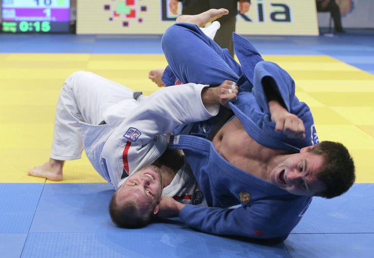 Российский спортсмен Юрий Панасенков (в синей форме) и чешский спортсмен Александр Юрека Российский спортсмен Юрий Панасенков (в синей форме) и чешский спортсмен Александр Юрека