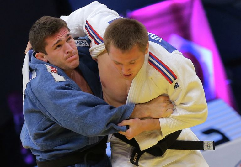 Российский спортсмен Иван Воробьев (в белой форме) и бразильский спортсмен Виктор Пеналбера Российский спортсмен Иван Воробьев (в белой форме) и бразильский спортсмен Виктор Пеналбера
