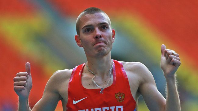 Спортсмен Валентин Смирнов в финальном забеге на 1500 м среди мужчин