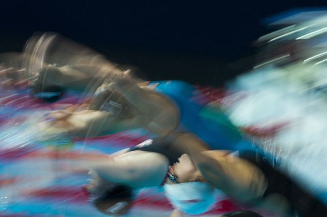 Спортсмены во время соревнований по плаванию