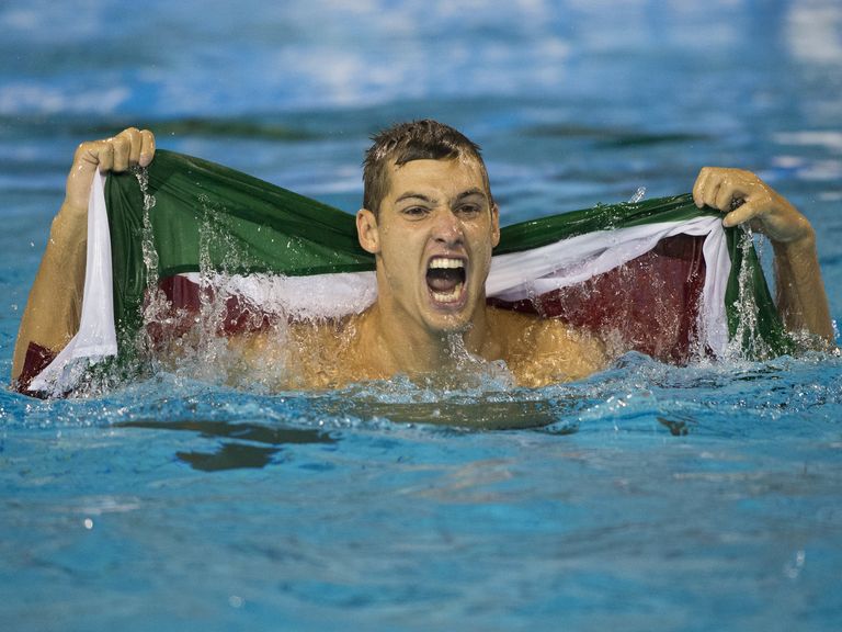 Игрок сборной Венгрии радуются победе в матче за золотые медали по водному поло Игрок сборной Венгрии радуются победе в матче за золотые медали по водному поло