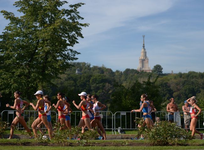 Спортсменки проходят в центре Москвы в соревнованиях по спортивной ходьбе на дистанции 20 км