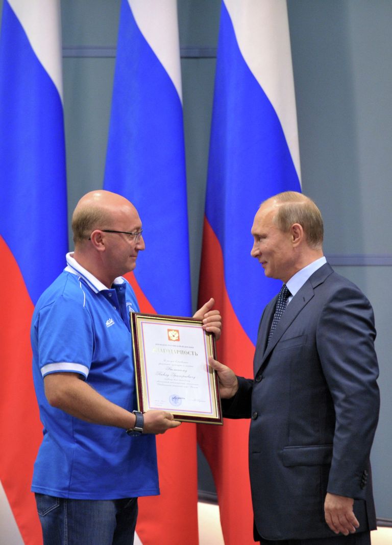 Президент России Владимир Путин (справа) вручает благодарственную грамоту первому вице-президенту клуба Динамо Павлу Бальскому