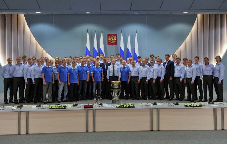 Президент России Владимир Путин (в центре) на церемонии совместного фотографирования с членами хоккейного клуба Динамо