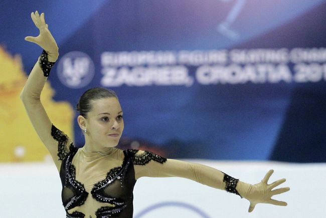 Россиянка Аделина Сотникова выступает в короткой программе женского одиночного катания на чемпионате Европы Россиянка Аделина Сотникова выступает в короткой программе женского одиночного катания на чемпионате Европы