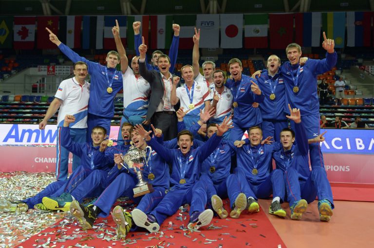 Российская сборная с кубком молодежного чемпионата мира по волейболу Российская сборная с кубком молодежного чемпионата мира по волейболу