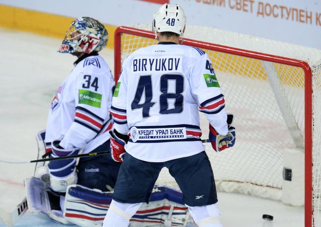 Вратарь Металлурга Александр Печурский (слева) и защитник Металлурга Евгений Бирюков
