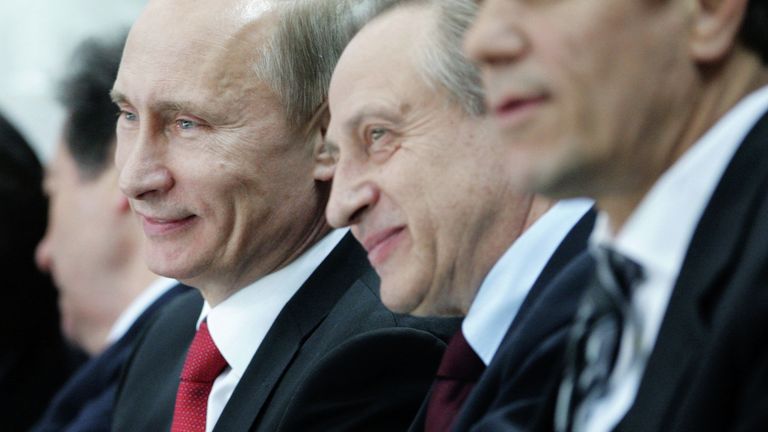 Премьер-министр РФ Владимир Путин принимает участие в церемонии открытия чемпионата мира по фигурному