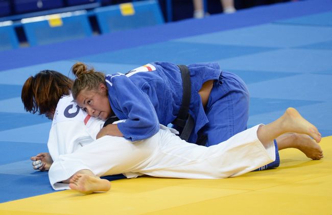 Российская спортсменка Анастасия Дмитриева (в синем) Российская спортсменка Анастасия Дмитриева (в синем)