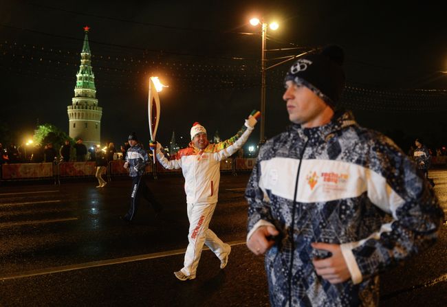 Спортсмен Алексей Алипов (в центре)