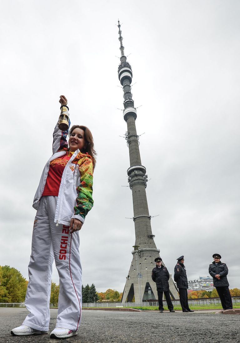 Российская фигуристка, посол Сочи-2014 Ирина Слуцкая возле Останкинской телебашни во время эстафеты Олимпийского огня в Москве Российская фигуристка, посол Сочи-2014 Ирина Слуцкая возле Останкинской телебашни во время эстафеты Олимпийского огня в Москве