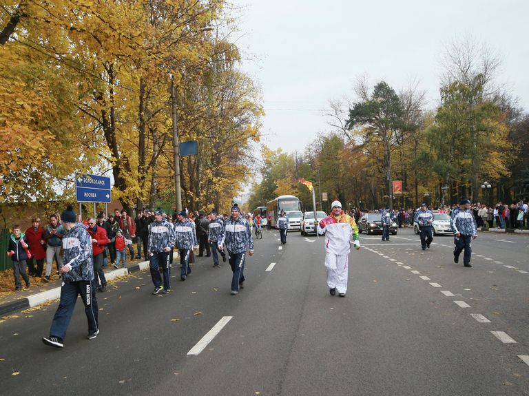 Участники Эстафеты Олимпийского огня направляются в сторону города Волоколамска Московской области Участники Эстафеты Олимпийского огня направляются в сторону города Волоколамска Московской области