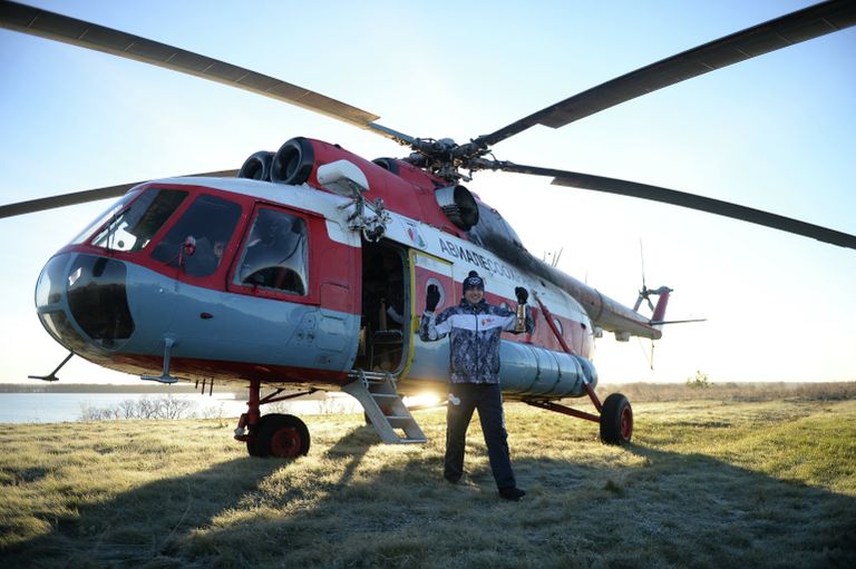 Хранитель Огня во время эстафеты олимпийского огня в Музее-заповеднике Кижи Хранитель Огня во время эстафеты олимпийского огня в Музее-заповеднике Кижи