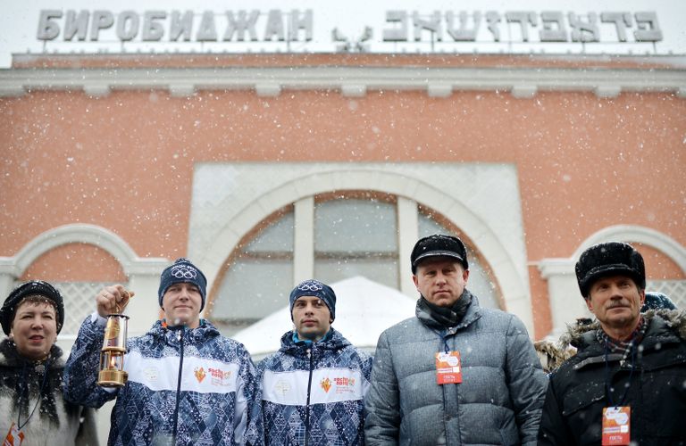 Мэр города Биробиджана Андрей Пархоменко (второй справа) во время эстафеты олимпийского огня в Биробиджане Мэр города Биробиджана Андрей Пархоменко (второй справа) во время эстафеты олимпийского огня в Биробиджане