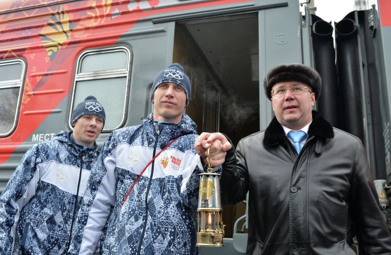 Алексей Шеметов (справа) и хранители огня Алексей Шеметов (справа) и хранители огня