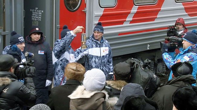 Десятки хоккеистов стучали клюшками, встречая огонь ОИ в ледовом дворце Читы