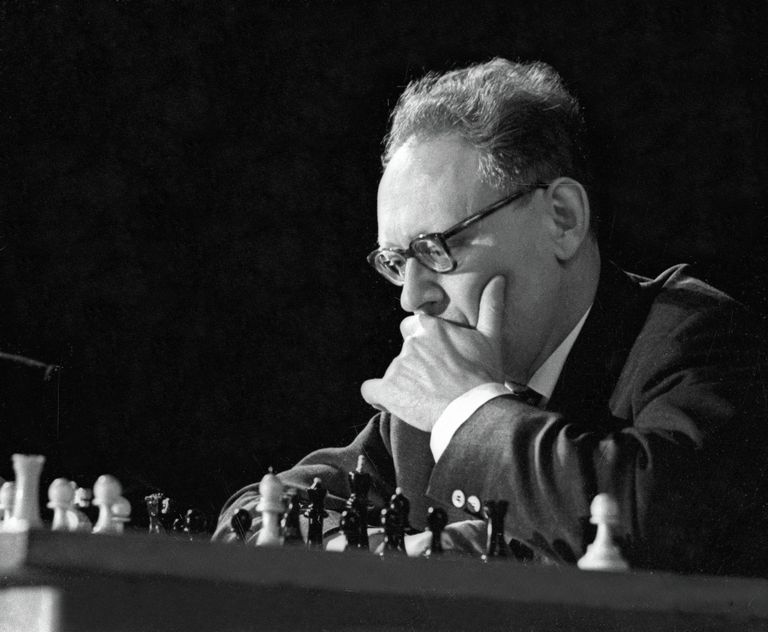 Чемпион мира по шахматам Михаил Ботвинник во время игры