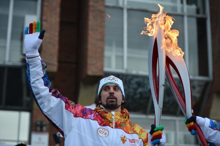 Олимпийский чемпион 2012 года по волейболу Александр Бутько во время эстафеты олимпийского огня в Новосибирске Олимпийский чемпион 2012 года по волейболу Александр Бутько во время эстафеты олимпийского огня в Новосибирске